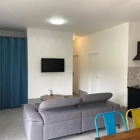 Appartement Logis Dans Ancien Relais De Poste Saint Julien Les Rosiers
