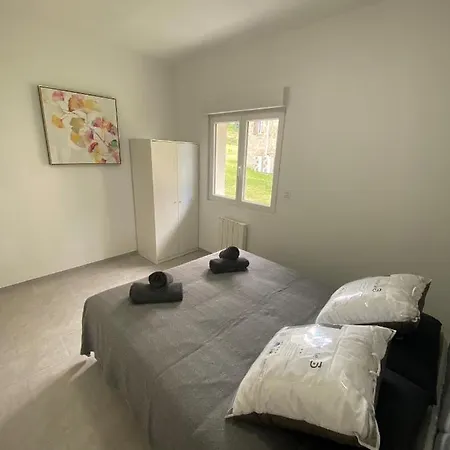 Apartment Logis Dans Ancien Relais De Poste Saint Julien Les Rosiers