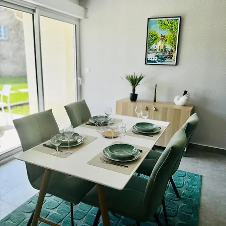 Apartment Logis Dans Ancien Relais De Poste Saint Julien Les Rosiers