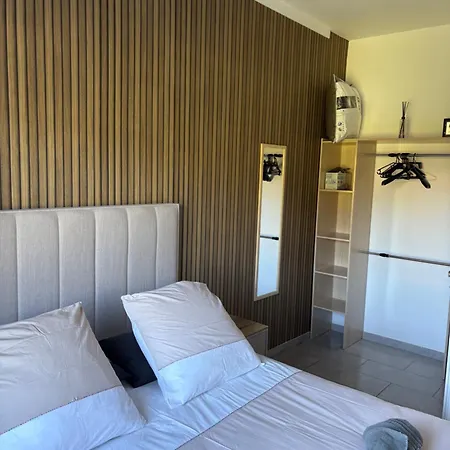Daire Logis Dans Ancien Relais De Poste Saint Julien Les Rosiers